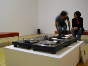 4 turntables on a platform and 4 dubplates with locked grooves