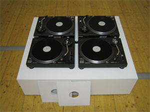 4 turntables on a platform and 4 dubplates with locked grooves